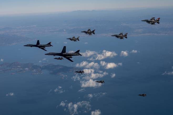 미군의 전략폭격기 B-1B 랜서와 미군의 F-16 전투기, 한국 공군의  스텔스기인 F-35A가 5일 한반도 상공에서 비행하고있다. 주한미군 제공