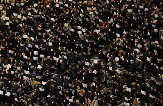 지난 5일 시청역 인근에서 핼러윈데이 이태원 참사 희생자 추모 및 정부 규탄 촛불집회가 열리고 있다. <연합뉴스>