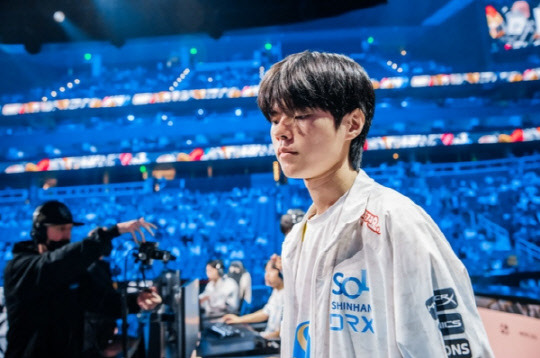 2022 LoL 월드 챔피언십에서 우승한 DRX의 주장 '데프트' 김혁규.    LCK 제공