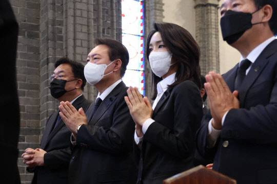 윤석열 대통령과 김건희 여사가 6일 서울 중구 명동성당에서 열린 이태원 참사 희생자 추모 미사에 참석하고 있다. 연합뉴스.