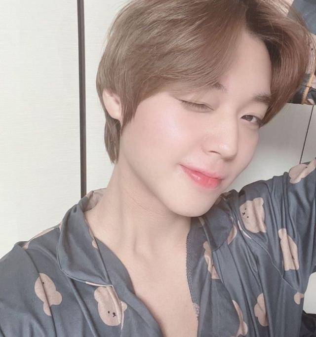 박지훈은 어두운색 잠옷을 선택했다. 박지훈 SNS