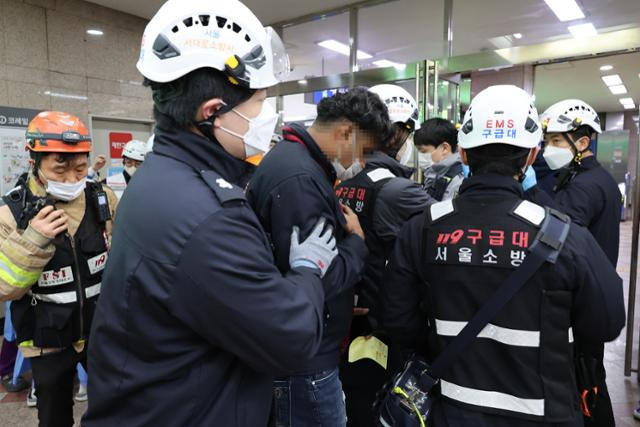 서울 영등포역 부근에서 무궁화호 열차 탈선 사고가 발생한 6일 밤 서울 영등포역 대합실에서 119 구급대원들이 부상자를 이송하고 있다. 연합뉴스