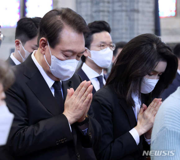 윤석열 대통령과 김건희 여사가 6일 서울 중구 명동성당에서 열린 이태원 참사 희생자 추모 미사에 참석해 기도하고 있다. [사진=뉴시스]