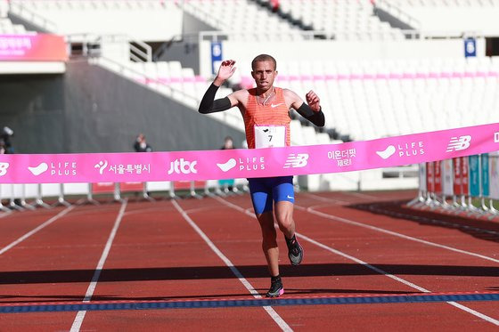 남자 엘리트 부문에서 1위에 오른 암듀오크 와레레근 타디스. 김현동 전민규 김경록 기자