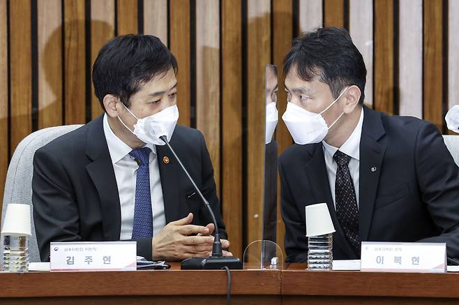 국민의힘과 금융당국이 함께하는 민생금융점검 당정협의회가 6일 오후 서울 여의도 국회에서 열렸다. 회의 시작 전 김주현 금융위원장(왼쪽)과 이복현 금융감독원장이 대화하고 있다. 김성룡 기자