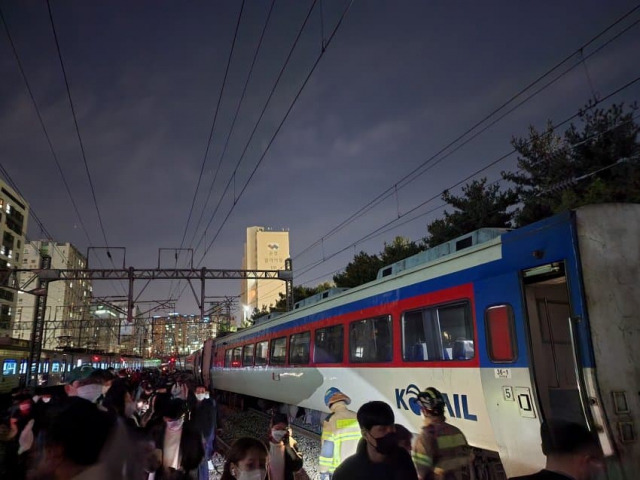 6일 오후 9시쯤 용산역을 출발한 무궁화호 열차가 탈선해 시민들이 열차에서 내려 이동하고 있다. 커뮤니티 캡처