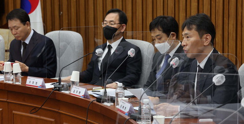 이복현 금융감독원장이 6일 서울 여의도 국회에서 열린 '민생 금융 점검 당정협의회'에서 발언하고 있다. 왼쪽부터 성일종 국민의힘 정책위의장, 주호영 국민의힘 원내대표, 김주현 금융위원장, 이 원장.  <한주형 기자>