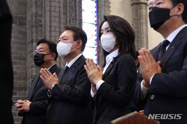 [서울=뉴시스] 전신 기자 = 윤석열 대통령과 부인 김건희 여사가 6일 서울 중구 명동성당에서 열린 이태원 참사 희생자 추모 미사에 참석해 있다. 2022.11.06. photo1006@newsis.com