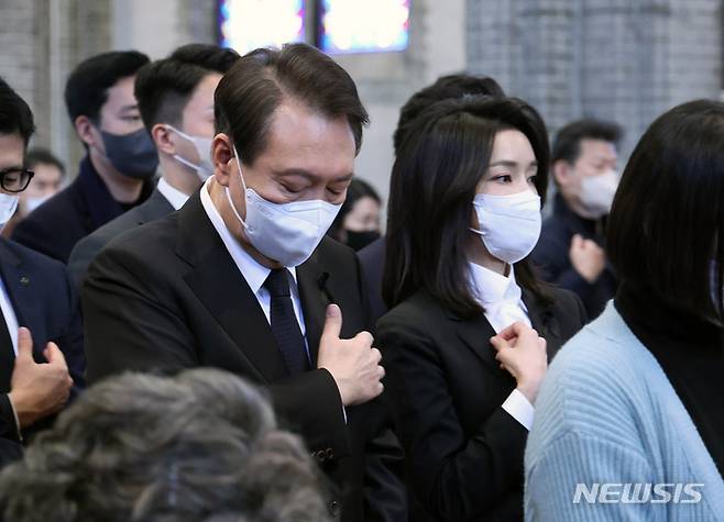 [서울=뉴시스] 전신 기자 = 윤석열 대통령과 부인 김건희 여사가 6일 서울 중구 명동성당에서 열린 이태원 참사 희생자 추모 미사에 참석해 있다. 2022.11.06. photo1006@newsis.com