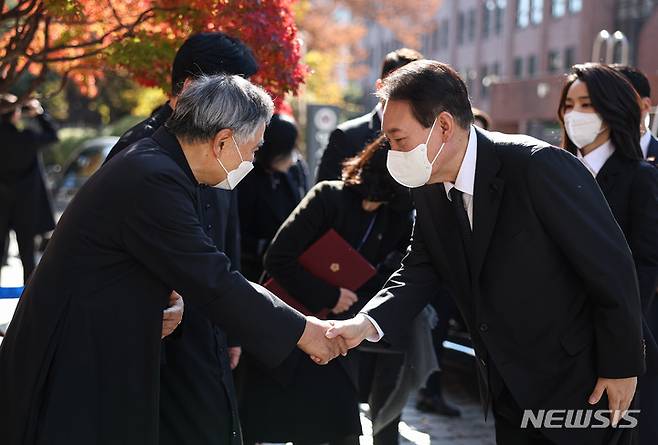 [서울=뉴시스] 윤석열 대통령이 6일 서울 중구 명동성당에서 열린 이태원 참사 희생자 추모 미사 참석에 앞서 명동대성당 주임 조학문 신부와 인사하고 있다. (사진=대통령실 제공) 2022.11.06. photo@newsis.com