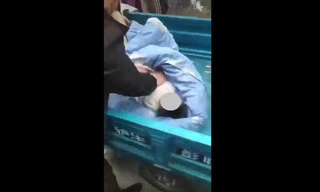 란저우에서 일산화탄소에 중독된 세 살배기를 응급조치하는 장면(출처=트위터)
