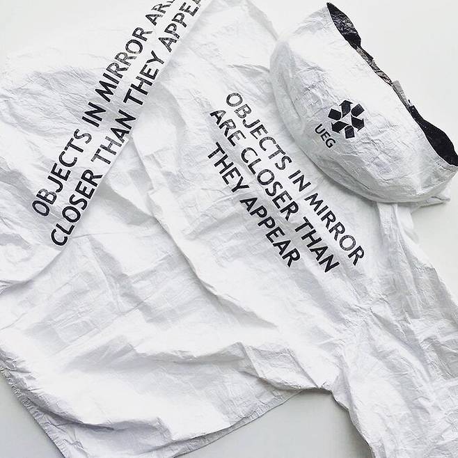 타이백 소재로 만들어진 종이 재킷인&nbsp;‘페이퍼잭’. 출처=scontent.cdninstagram.com