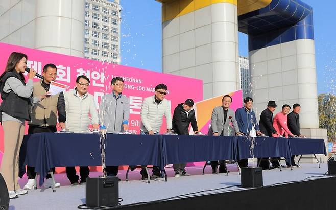 출발 신호를 보내는 이봉주(오른쪽 여섯번째)선수와 박상돈(오른쪽 다섯번째)천안시장과 대회 관계자들.