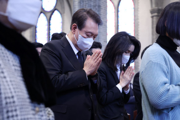 윤석열 대통령과 김건희 여사가 6일 서울 중구 명동성당에서 열린 이태원 참사 희생자 추모 미사에 참석, 기도하고 있다. 2022.11.6. 연합뉴스