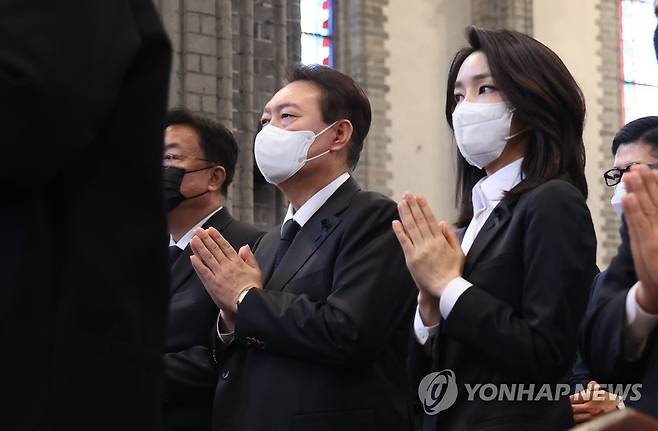 이태원 참사 희생자 추모미사 참석한 윤 대통령 내외 (서울=연합뉴스) 안정원 기자 = 윤석열 대통령과 김건희 여사가 6일 서울 중구 명동성당에서 열린 이태원 참사 희생자 추모 미사에 참석하고 있다. 2022.11.6 jeong@yna.co.kr