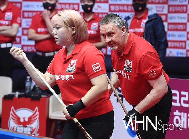 PBA팀리그에 나선 웰컴저축은행 김예은(좌)-프레드릭 쿠드롱ⓒMHN스포츠 이지숙 기자