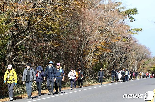 6일 오전 제주시 해안동 어승생수원지 일대에서 '2022 한라산 고상돈로 전국 걷기대회' 참가자들이 출발하고 있다..2022.11.6/뉴스1 ⓒ News1 오미란 기자