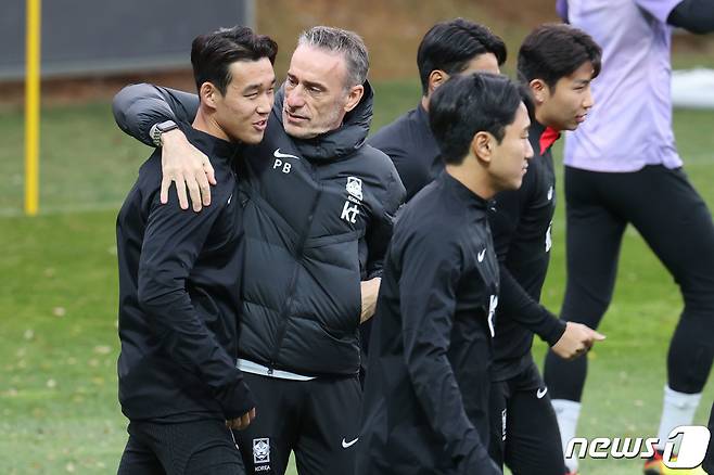 파울루 벤투 축구국가대표팀 감독이 3일 오후 경기 파주 축구대표팀 트레이닝센터(NFC)에서 열린 훈련에서 송민규와 어꺠동무를 하며 대화하고 있다. 카타르 월드컵을 앞둔 축구국대표팀은 오는 11일 화성종합운동장에서 아이슬란드와 마지막 평가전을 치른다. 2022.11.3/뉴스1 ⓒ News1 이광호 기자