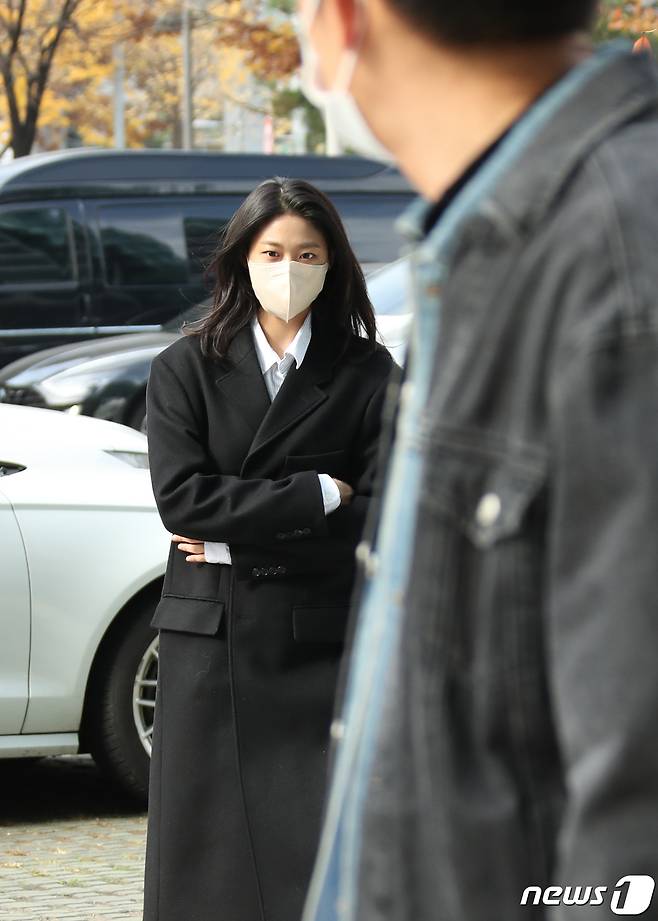 배우 설현이 라디오 '최화정의 파워타임‘(최파타)을 위해 7일 서울 양천구 SBS목동에 도착해 스튜디오로 이동하고 있다. ⓒ News1 권현진 기자