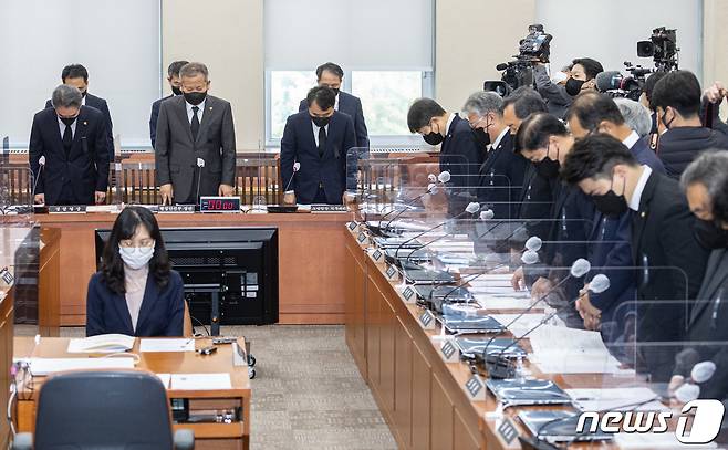 이상민 행정안전부 장관과 윤희근 경찰청장, 남화영 소방청장 직무대리 등이 1일 오후 서울 여의도 국회에서 열린 제400회 국회(정기회) 제7차 행정안전위원회 전체회의에서 이태원 사고 희생자들을 추모하며 묵념하고 있다. 2022.11.1/뉴스1 ⓒ News1 이재명 기자