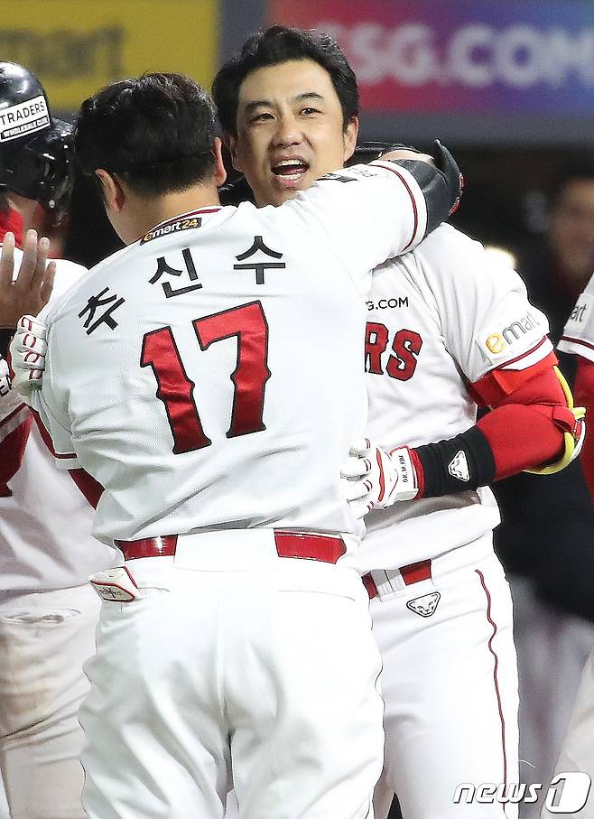 7일 오후 인천시 미추홀구 SSG 랜더스필드에서 열린 프로야구 '2022 신한은행 SOL KBO 포스트시즌' 한국시리즈 5차전 키움 히어로즈와 SSG 랜더스의 경기 9회말 무사 1,3루 상황 SSG 김강민이 키움 최원태을 상대로 끝내기 3점 홈런을 친뒤 추신수와 포옹을 하고 있다. 2022.11.7/뉴스1 ⓒ News1 임세영 기자