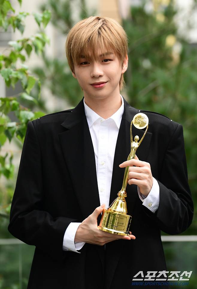 제1회 청룡시리즈어워즈에서 티르티르 인기상을 수상한 배우 강다니엘이 29일 논현동의 한 스튜디오에서 본지와의 인터뷰 시간을 갖고 있다.

논현동=최문영 기자 deer@sportschosun.com/2022.08.29/