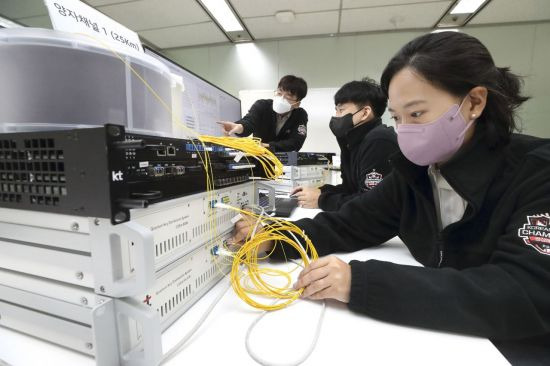 KT 융합기술원 연구원들이 양자 채널 일원화 장비 시스템을 모니터링하는 모습. 사진=KT