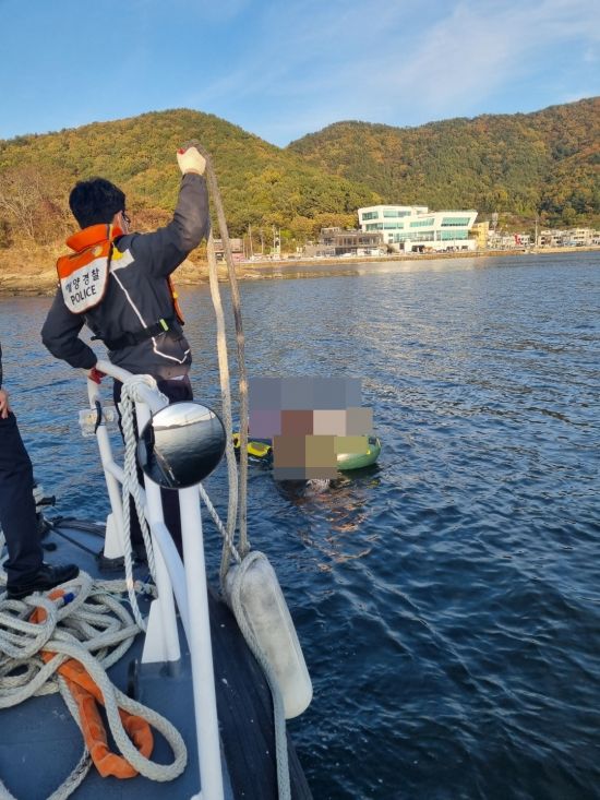 창원해양경찰이 지난 6일 경남 창원시 성산구 개구리섬 인근 해상에서 표류 중이던 고무보트에 탄 10대들을 구조하고 있다. [이미지출처=창원해양경찰서]