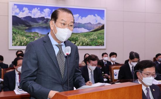 권영세 통일부 장관이 7일 서울 여의도 국회에서 열린 외교통일위원회 전체회의에서 법안 제안설명을 하고 있다. [이미지출처=연합뉴스]