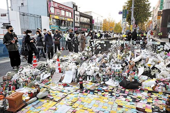 6일 오후 서울 용산구 이태원역 1번 출구 일대가 시민들이 ‘이태원 핼러윈 참사’로 숨진 사람들을 애도하기 위한 꽃과 메모로 가득 차 있다. 지난 5일 국가 애도 기간이 끝났지만, 6일에도 시민들의 애도 행렬은 계속 이어졌다. /장련성 기자