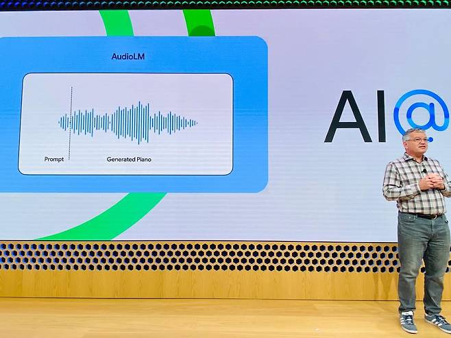 /연합뉴스 2일(현지시간) 미국 뉴욕시 구글 피어57 캠퍼스에서 열린 '구글 AI 이벤트'에서 더글러스 에크 선임 연구국장이 인공지능(AI) 기반 음성 및 음악 생성 프레임워크인 '오디오LM'을 시연하고 있다.