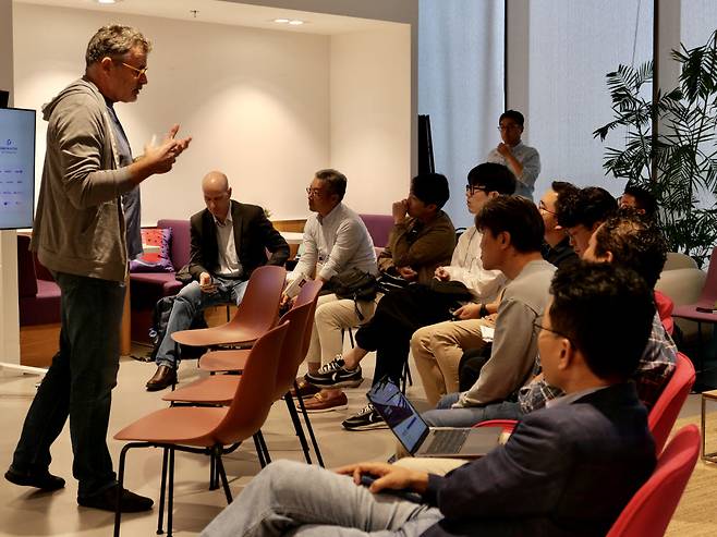 현대카드가 상업자표시신용카드(PLCC) 파트너사인 도메인 갤럭시와 세계 스타트업의 요람인 이스라엘로 테크캠프를 떠났다. 현대카드 PLCC파트너사 관계자들이 기업용 영업지원 솔루션 업체 공에 방문했다.