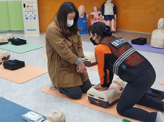 2일 오후 대전 119시민체험센터에서 교관인 최정민 소방위가 기자에게 심폐소생술 시범을 보이고 있다. 최예린 기자