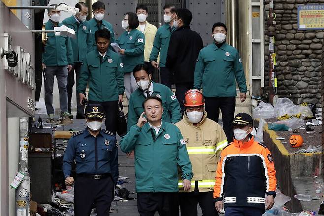 윤석열 대통령이 지난달 30일 오전 서울 용산 이태원 참사 현장을 살펴보고 있다. 김명진 기자 littleprince@hani.co.kr