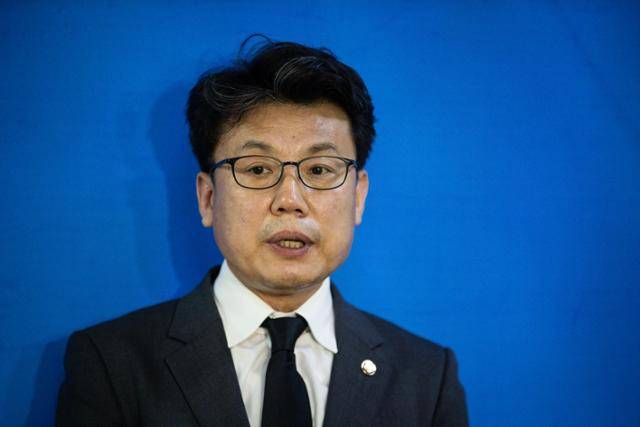 진성준 더불어민주당 원내수석부대표가 지난달 31일 국회에서 국정감사 일정 연기에 대해 설명하고 있다. 뉴스1