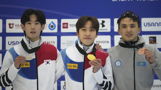 ISU 쇼트트랙 월드컵 2차 대회 남자 1000m 결승에서 금메달을 딴 박지원(가운데)과 은메달을 획득한 홍성환(왼쪽). AP=연합뉴스