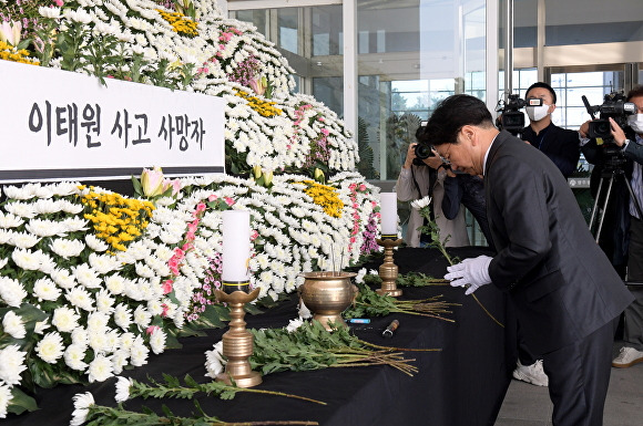 강기정 광주시장이 지난 1일 광주시청 내 이태원사고 사망자 합동 분향소에서 헌화를 하고 있다. [사진=광주광역시]