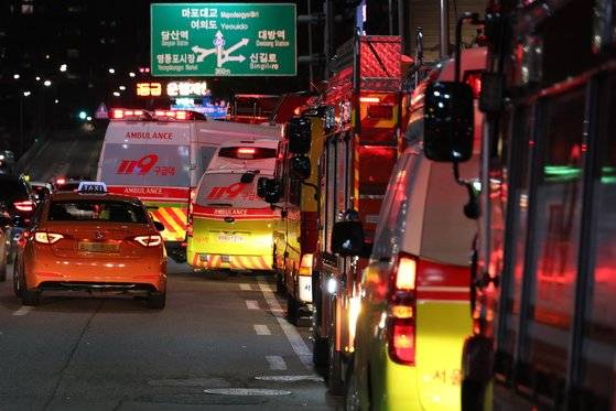 서울 영등포역 부근에서 무궁화호 열차 탈선 사고가 발생한 6일 밤 서울 영등포역 앞에 119 구급차들이 줄지어 서 있다.    한국철도공사(코레일)에 따르면 오후 8시 15분 용산발 익산행 열차가 영등포역으로 진입하던 중 선로를 이탈했다. 연합뉴스