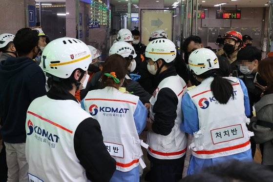6일 밤 서울 영등포역 대합실에서 119 구급대원과 재난의료지원팀이 부상자를 파악하고 있다. 연합뉴스