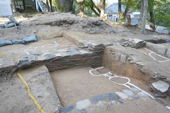 부소산성 와적기단 건물지. 사진은 북쪽 건물지의 일부. 최대 약 13단의 기왓단이 보인다. 사진 국립부여문화재연구소