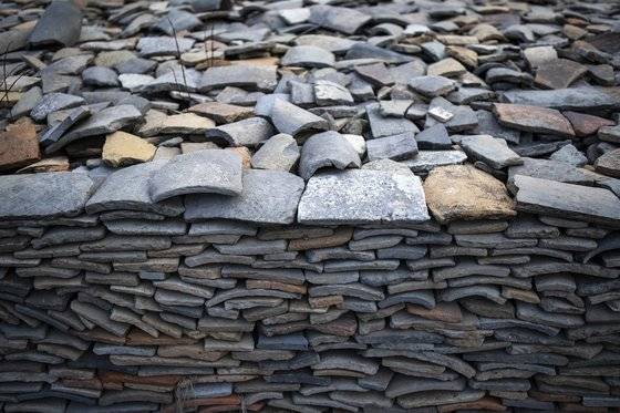 전북 익산 왕궁리 유적에서 볼 수 있는 기와를 평평하게 쌓은 와적 기단. 백제의 왕궁과 사찰 건물 기단에서 보이는 특징이다. 사진은 실제 와적기단은 아니고, 와적기단의 형태를 보여주기 위해 모든 발굴조사 및 복원이 끝난 뒤 출토된 기와를 한 곳에 모아 관람객이 볼 수 있는 곳에 깔아둔 혀장. 중앙포토