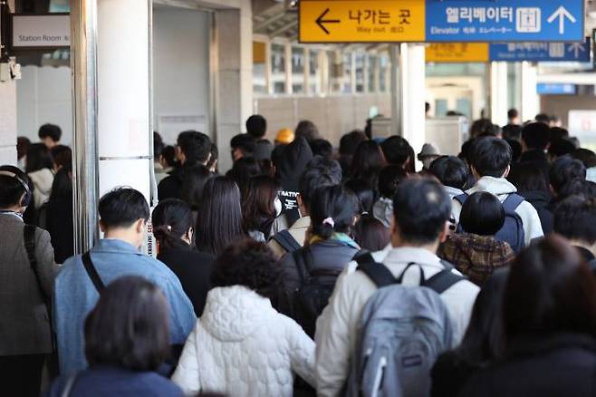 무궁화호 탈선사고로 1호선 열차운행이 중지되거나 운행구간이 변경된 7일 오전 서울 경의중앙선 서울역이 출근하는 시민들로 붐비고 있다. 연합뉴스