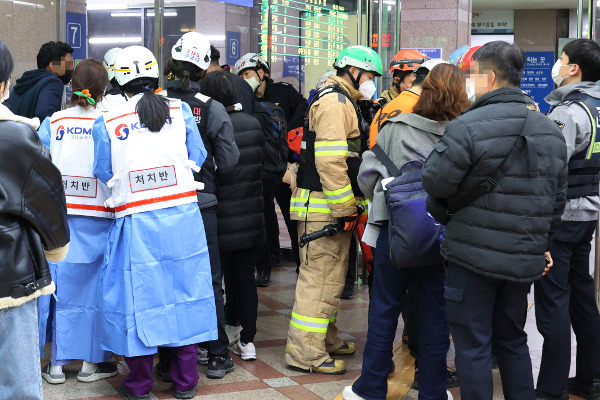 6일 오후 8시 53분쯤 무궁화호 열차가 영등포역으로 진입하던 중 선로를 이탈하는 사고가 발생해 119구급대원과 재난의료지원팀이 영등포역에서 부상자를 파악하고 있다. 해당 열차는 승객 275명을 싣고 오후 8시 45분 용산역을 출발해 익산역으로 향하던 중이었다. 해당 사고로 승객 30여명이 경상을 입었고, 경부선 상·하행선이 지연 운행됐다. 연합뉴스