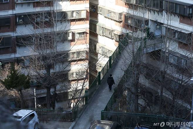 서울 중구 회현제2시민아파트 전경. 건물 중층부와 연결되는 연결로가 외부에 구름다리 형태로 지어져 있다.  /사진=이기범 기자 leekb@