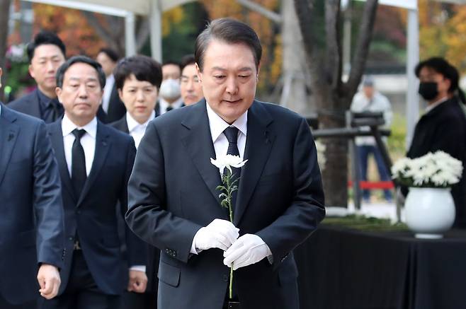 윤석열 대통령이 3일 오전 서울광장에 마련된 이태원 사고 사망자 합동분향소를 방문, 헌화를 위해 이동하고 있다.[연합]