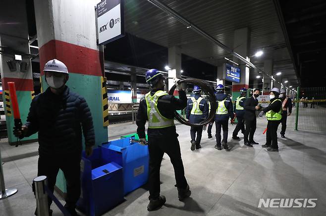 [서울=뉴시스] 김금보 기자 = 6일 오후 서울 영등포구 영등포역 기차역 승강장에서 관계자들이 탈선 열차 복구작업을 하기위해 준비하고 있다. 6일 오후 8시55분께 용산역에서 익산역으로 향하던 무궁화호 제1567열차가 영등포역 진입도 중 궤도를 이탈하는 사고가 발생했다. 이 사고로 승객 25명(21명 귀가, 4명 병원이송)이 부상을 입은 것으로 코레일은 파악하고 있다. 코레일은 긴급대응팀을 투입해 복구작업을 벌이고 있다. 2022.11.06. kgb@newsis.com