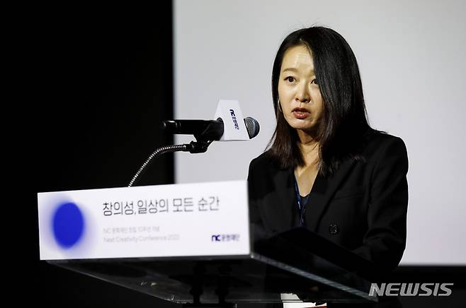 [서울=뉴시스] 정병혁 기자 = 윤송이 엔씨소프트 사장 겸 NC문화재단 이사장이 20일 서울 종로구 NC문화재단에서 열린 NC문화재단 창립 10주년 기념 '창의성, 일상의 모든 순간'에서 환영사를 하고 있다. 2022.10.20. jhope@newsis.com