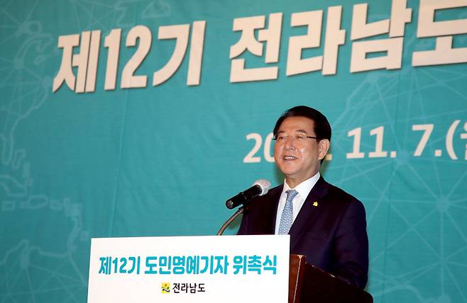 [영암=뉴시스] 이창우 기자=김영록 전남도지사가 7일 영암 현대 바이라한 호텔에서 열린 '제12기 전남도 도민명예기자 위촉식' 행사에서 인사말을 하고 있다.(사진=전남도 제공) 2022.11.07. photo@newsis.com *재판매 및 DB 금지