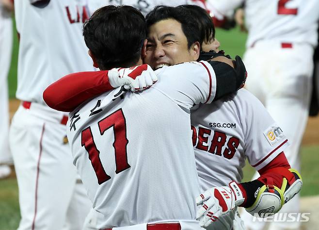 [인천=뉴시스] 이영환 기자 = 7일 인천 SSG랜더스필드에서 열린 2022 KBO 한국시리즈 5차전 키움 히어로즈와 SSG 랜더스의 경기, 9회말 무사 1,3루에서 SSG 김강민이 끝내기 스리런 홈런을 날린 후 추신수와 기뻐하고 있다. 2022.11.07. 20hwan@newsis.com