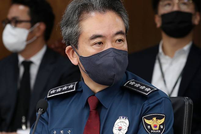 7일 오전 서울 용산 대통령실 청사에서 재난안전관리체계 점검 및 제도 개선책 논의를 위해 열린 국가안전시스템점검회의에서 윤희근 경찰청장이 윤석열 대통령의 발언을 듣고 있다. 연합뉴스